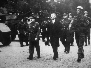 Minister Gutt bij het eskadron pantsers (uiterst rechts majoor Piron)
