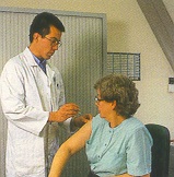 Hier ziet u een dokter die iemand aan het inenten is.